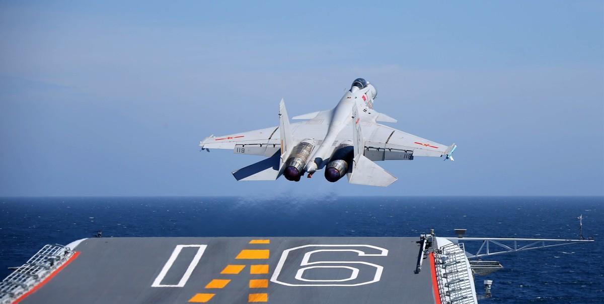 日本这是又自讨苦吃了，F-15在东海企图拦截我国辽宁舰，却被迫尝到歼-15的厉害