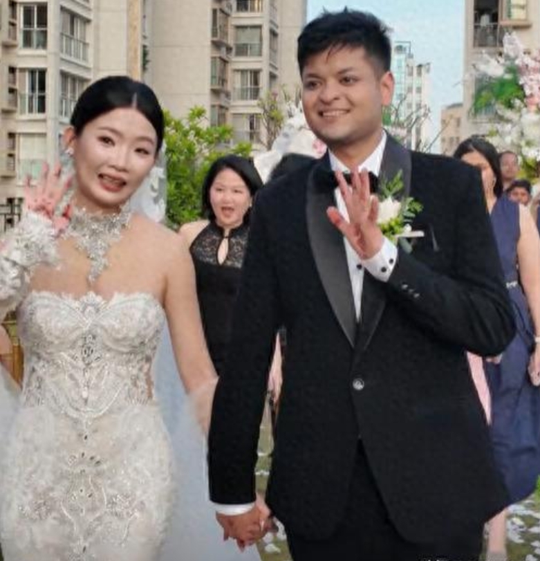 潮汕女子嫁印度人，48万彩礼定居香港，父母合照藏隐忧引热议