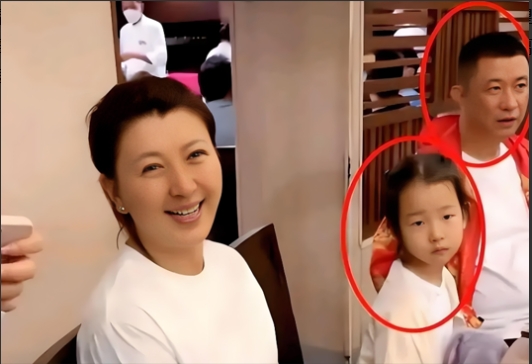 2015年，闫学晶和相爱十多年的丈夫林越离婚，不久后就嫁给马明东，但是让她没想到