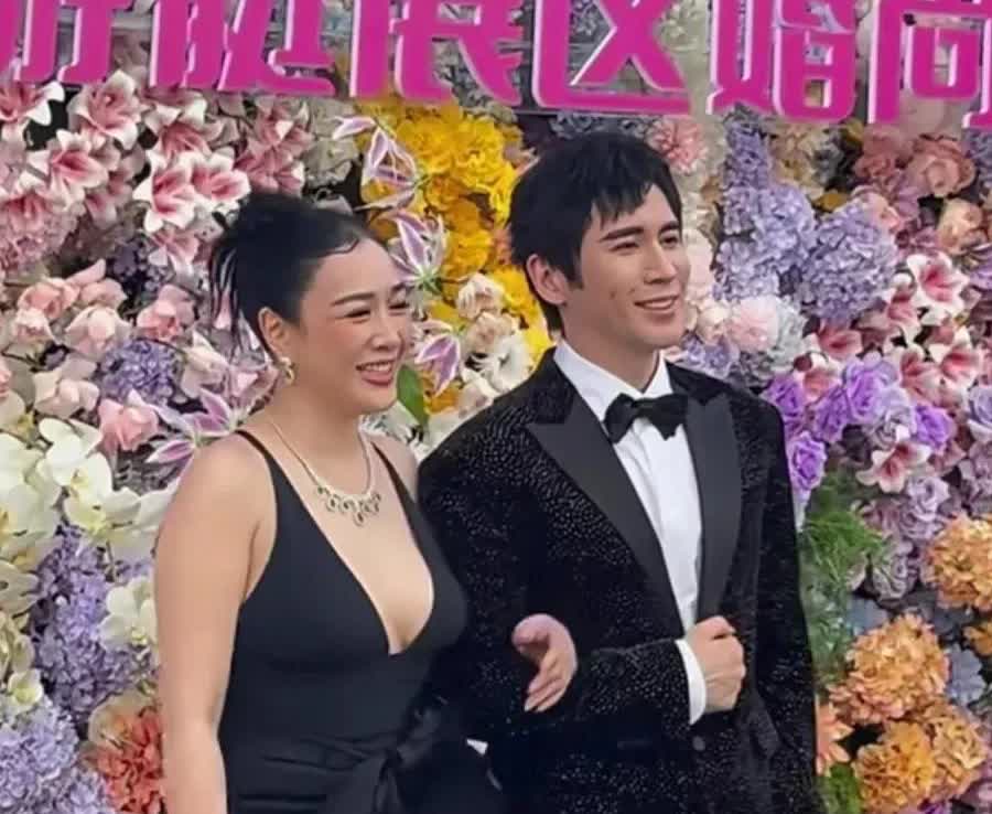 家人们，谁懂啊！

就钟丽缇这身材，

别说是张伦硕，

我一个女人