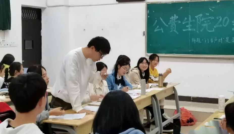 “真令人肃然起敬！” 一位 58 岁的乡镇中学资深教师发文感叹道。他说自己是上世