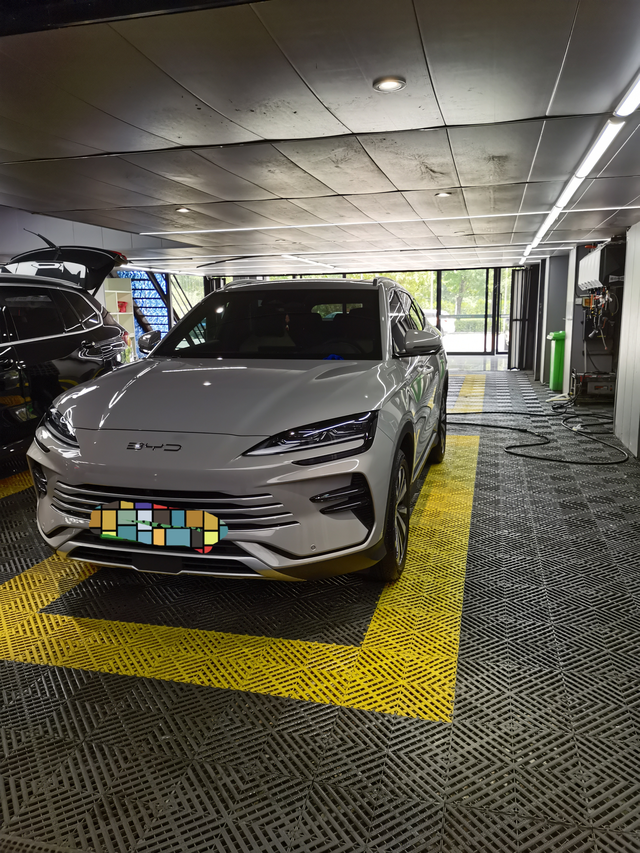 目前在用的是混动车
已经使用两年了，下一辆应该会选择纯电车型。纯电车型静谧性好，