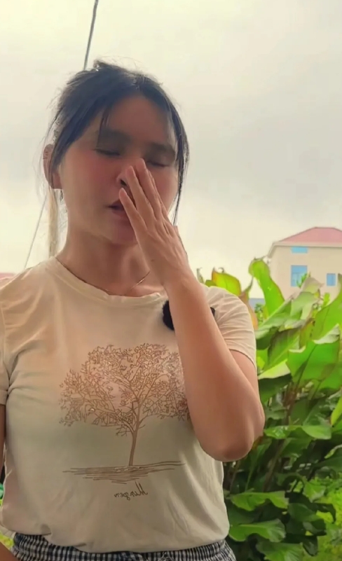 二花今天说，她离婚已七年了，她27岁那年，经媒妁之言，她与相识仅三个月的男人步入