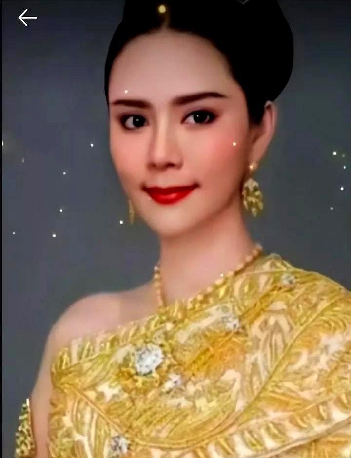 欧拉弄回乡祭祖了
民众行王后级跪拜礼
这个1992年出生的贫寒女孩如今坐着泰王专