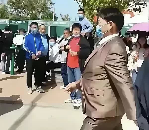 大家看看这位农民歌手朱之文大哥也太不容易了吧！在出场前穿这身西服也太有气质了吧！