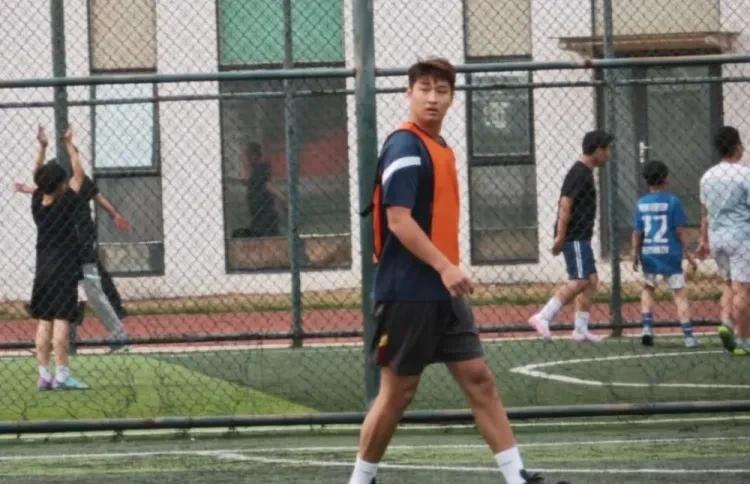 郭田雨在泰超混不下去回国了，现身青岛的野球场。
一步错步步错，人还是要洁身自好。