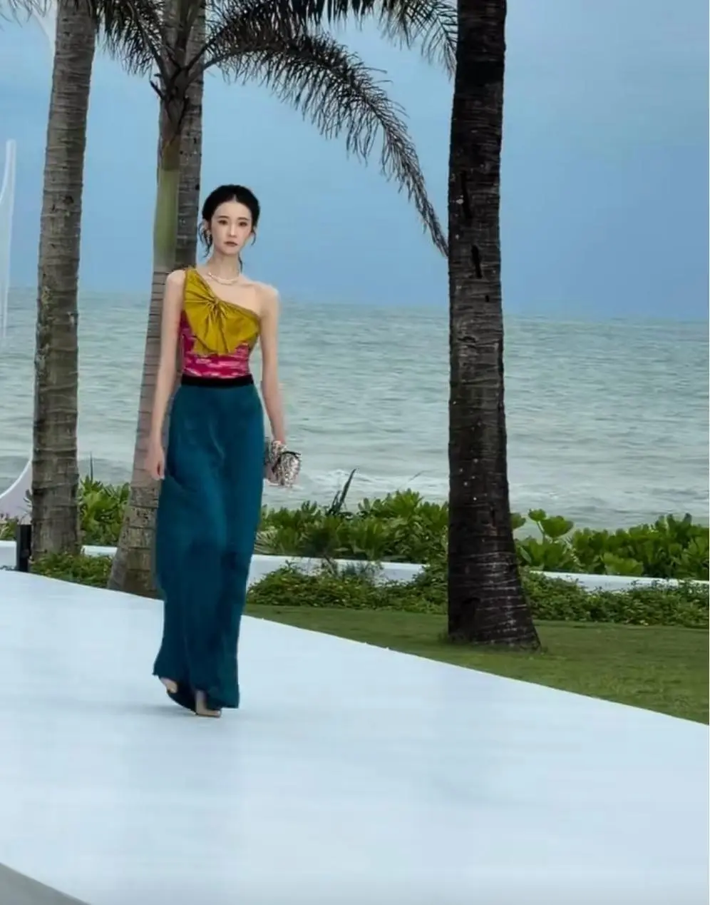 沃天，张艺凡像纸片人一样，这也太瘦了吧！