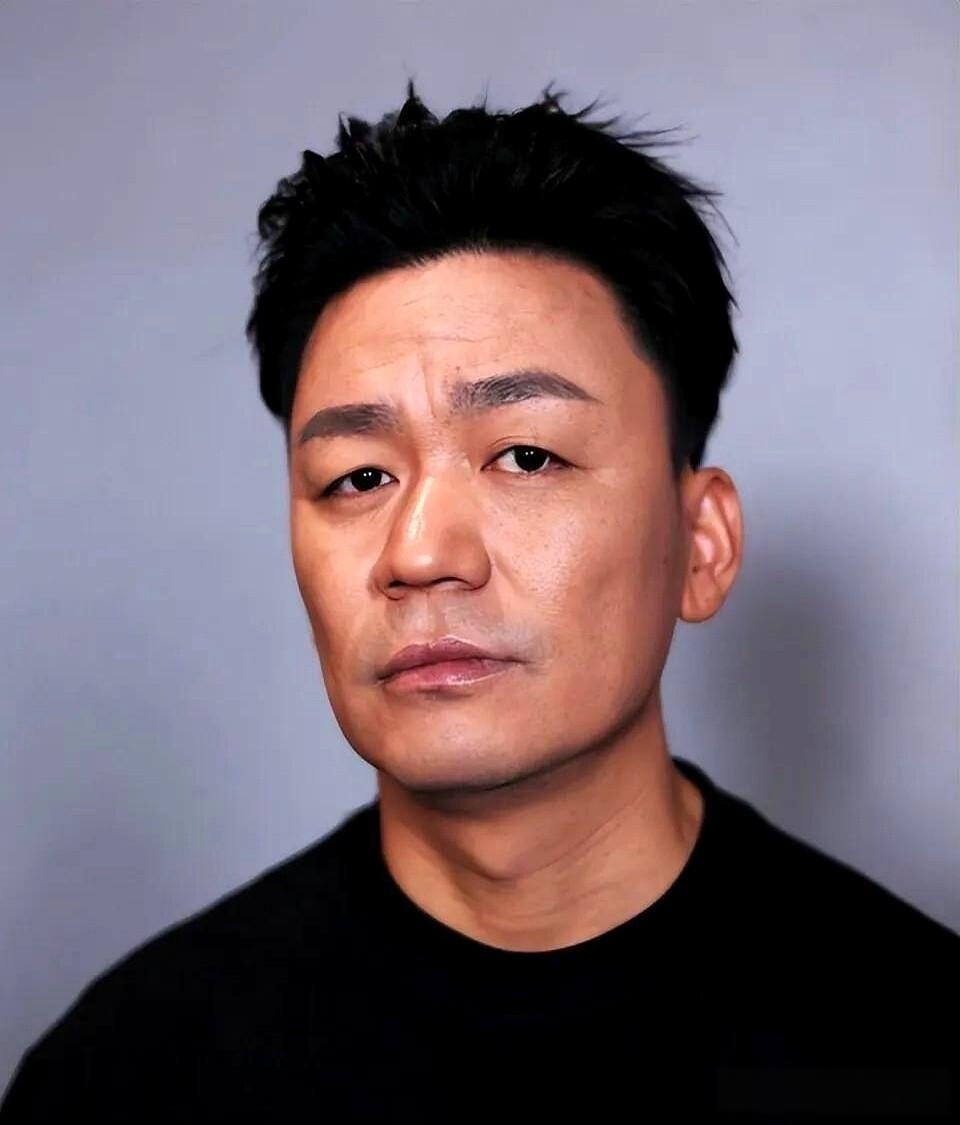 一觉醒来，王宝强成了全网热议焦点！不是因新片票房飘红，也非造型引关注，媒体拍到他