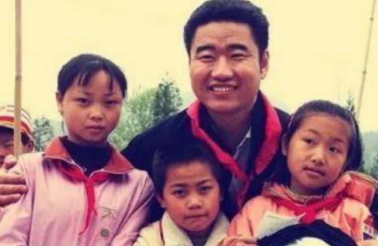 2005年，歌手丛飞身患癌症去世，停止资助了183名贫困儿童。家长打电话来质问:
