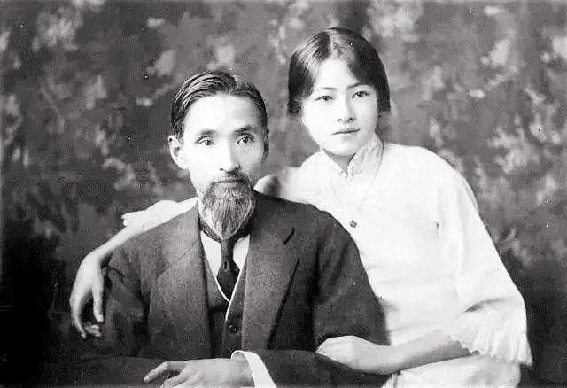 1935年，林徽因的母亲揪住她的袖子，怒喝道：“把你弟赶出去！”林徽因躲进书房，
