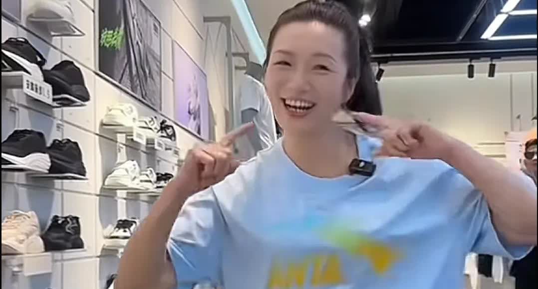 谢浩男妈妈青春靓丽，仿佛回到了18岁，谢浩男爸爸谢岳后悔死了，早知道许健华这么漂