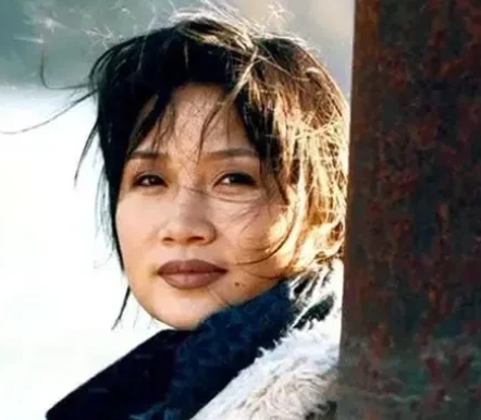 2000年，姜昆在美国偶遇削发为尼的李娜，他好奇地问这位曾经的歌坛一姐李娜：“你