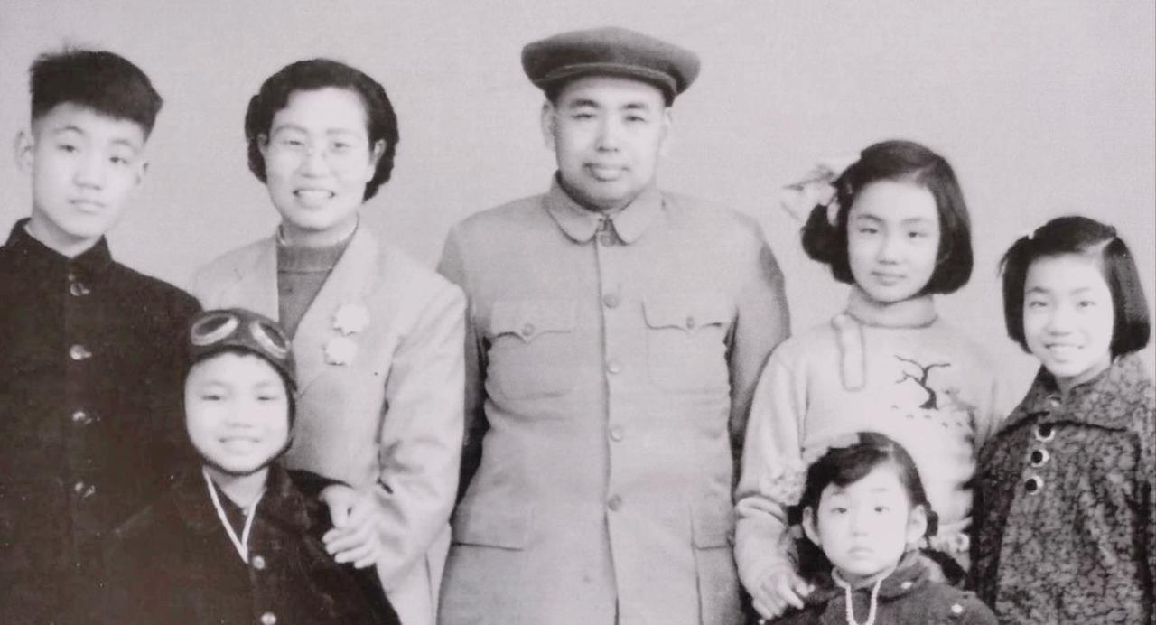 上世纪60年代的一天，南京军区司令许世友上将的女儿正在门口玩耍，一个鹤发童颜的老