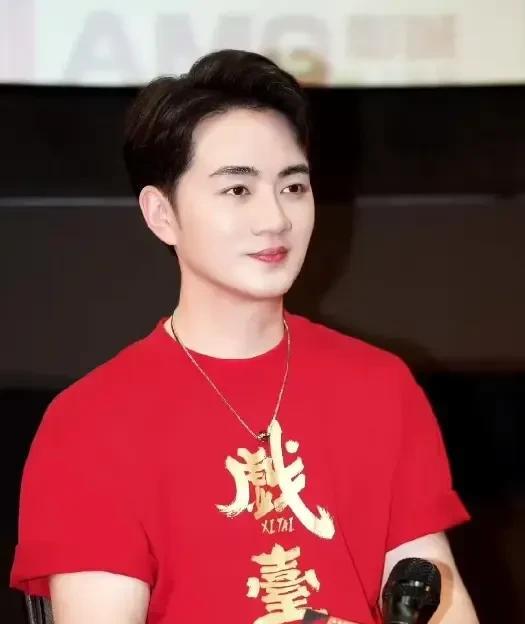 《戏台》为什么余少群总是不红，不是他戏唱得不好，不是他演技不好。而是因为他的花旦