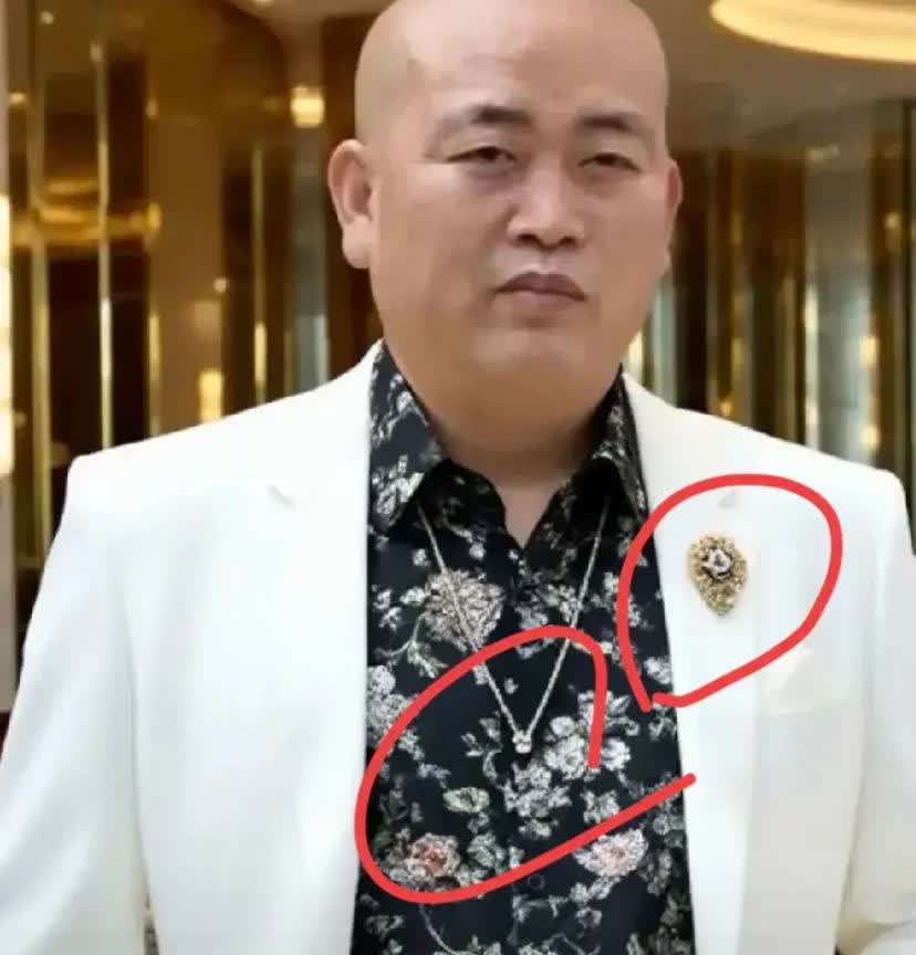 这也太不可思议了吧，
这个穿着时尚又洋气，
一脸霸气的光头模样，第一反应还以