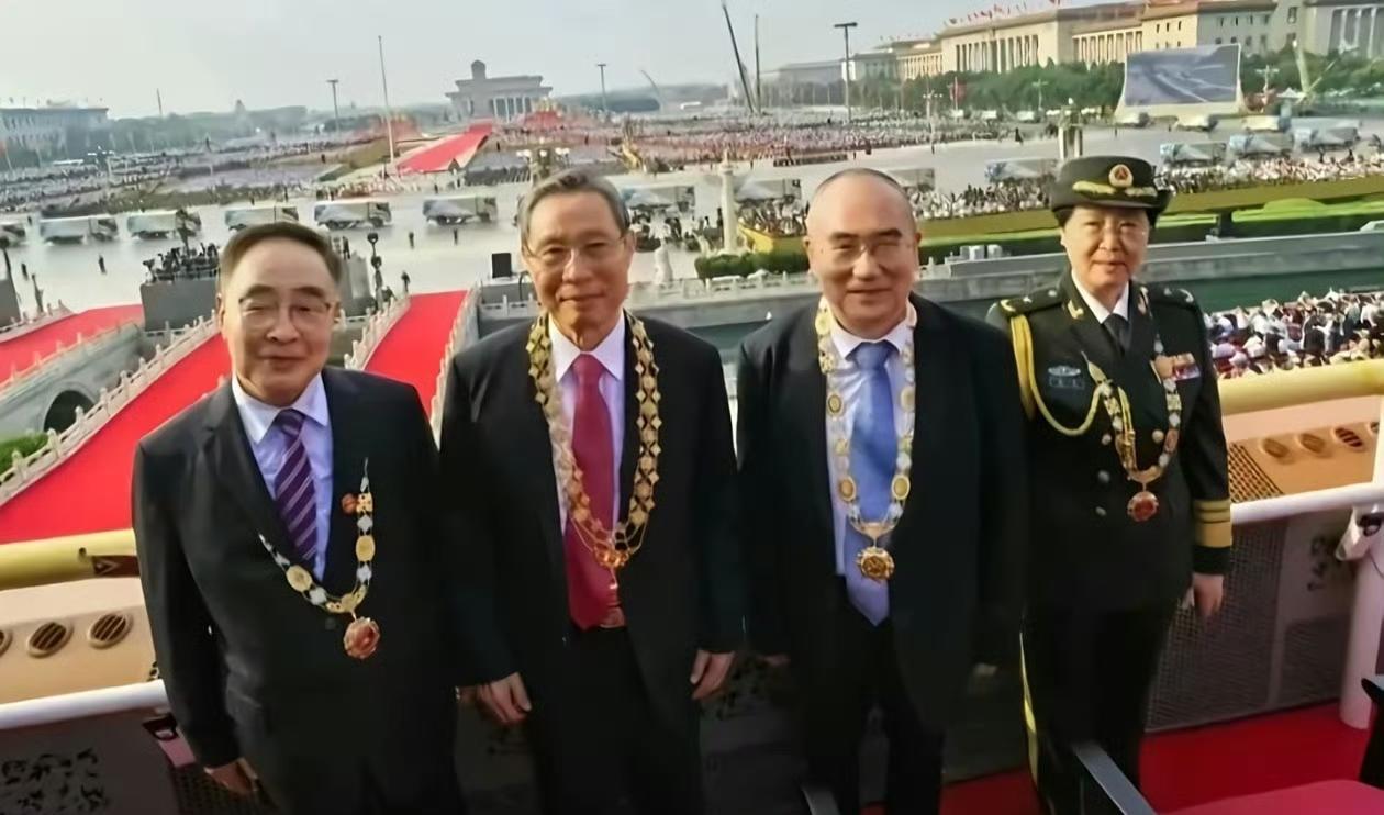 这张照片可以称之为#国之脊梁# ，佩戴着“共和国勋章”的钟南山院士广为人知，他作