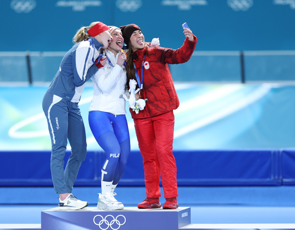 米兰-科尔蒂纳冬奥会速度滑冰女子3000米决赛在意大利米兰举行。意大利选手洛洛布