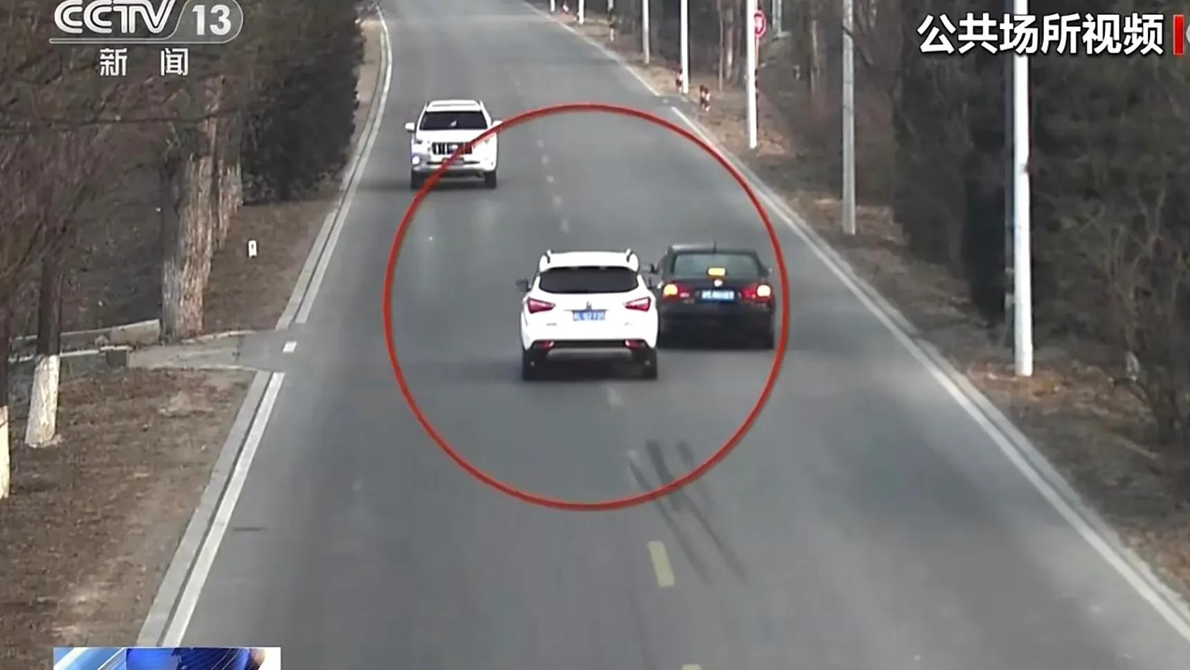 嫌前车起步慢超车后急刹，后车司机避让时撞上对向来车