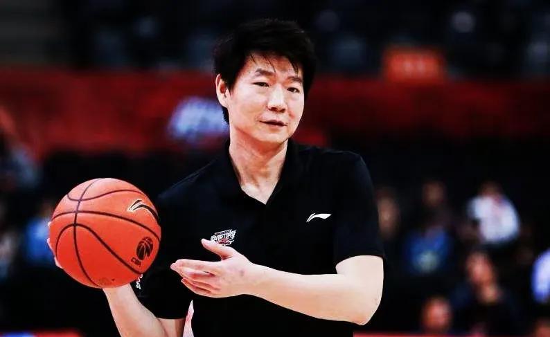 山东男篮本赛季的目标是保八争四？
其一，山东男篮本赛季的目标存在两种观点：一种是