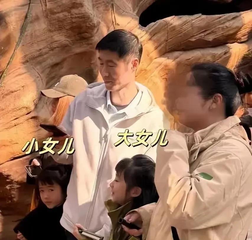 王励勤和一家人出行，
两个女儿长的很乖巧。
王励勤一定是暖爸，
两个女儿都粘着他