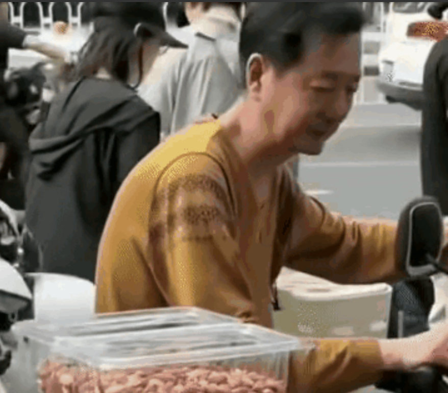 这是把老百姓当傻子啊！花生80元一斤！

山东某地一摊主卖花生，竟然卖到80元一