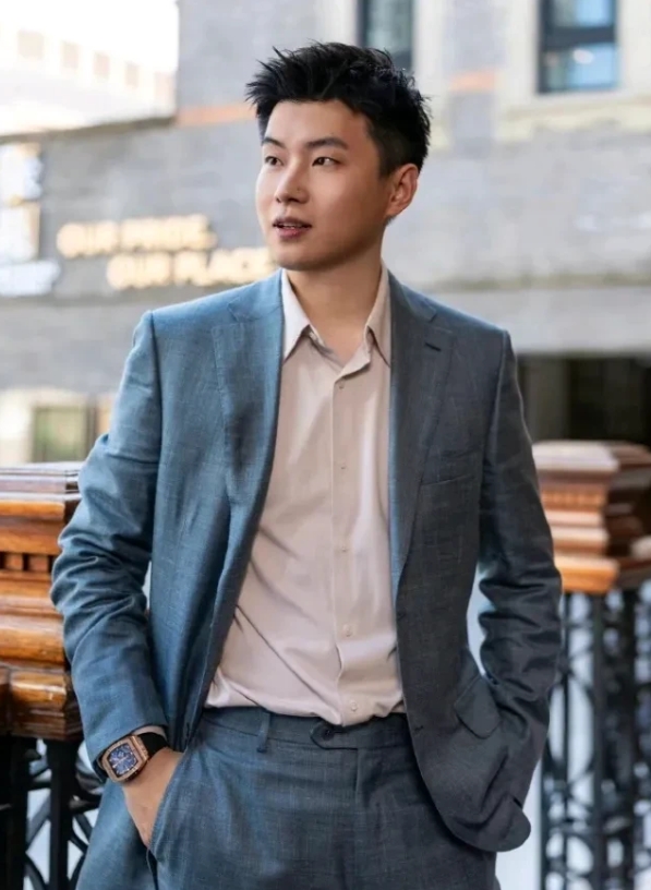 可以预测到
这个赛季赵心童成绩会一般
因为自从夺得世界赛冠军后
他连续接到商业合