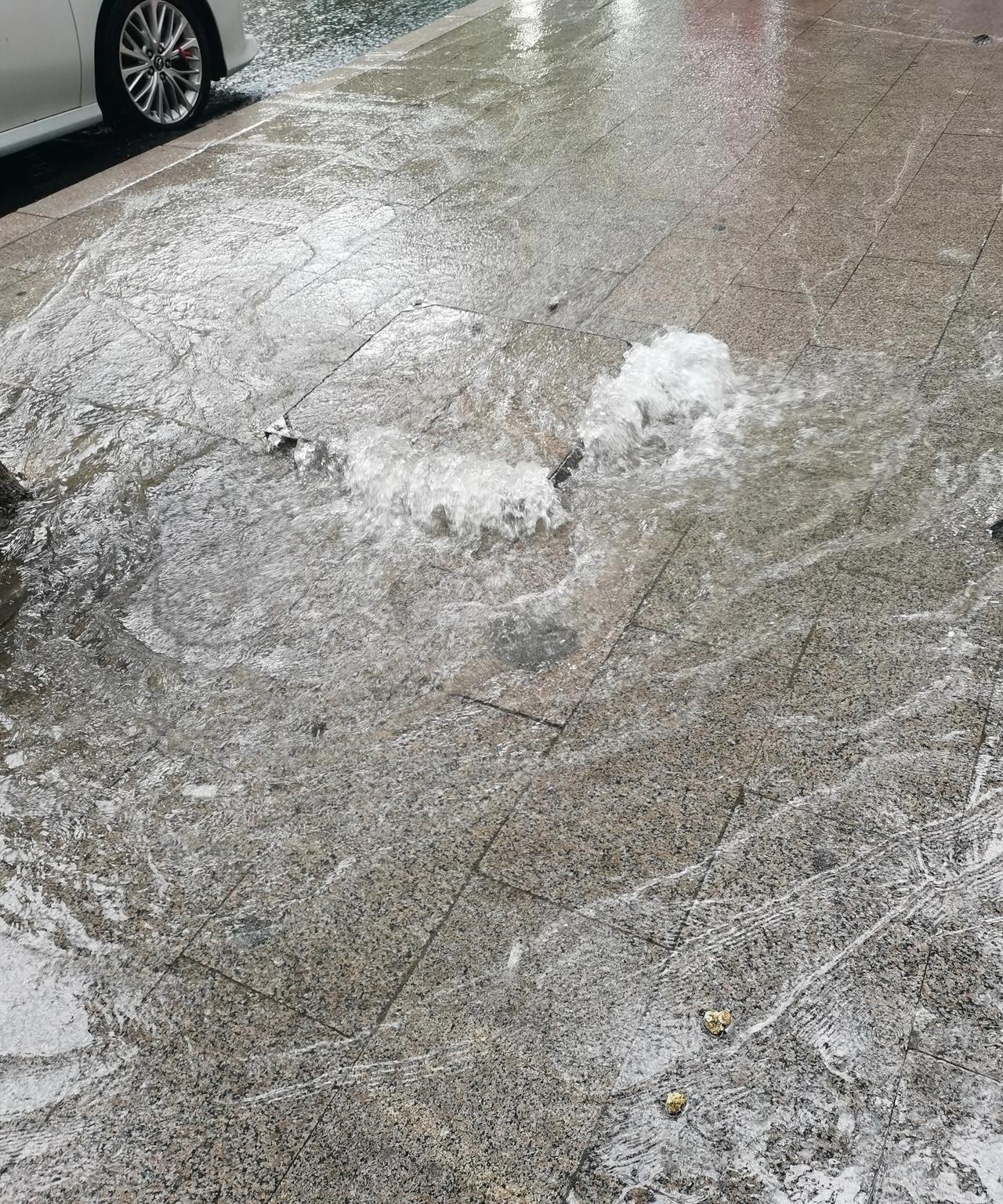 奉劝有关单位下雨的时候别躲在办公室里吹空调，出来走走看看，那里积水那里冒水，那里