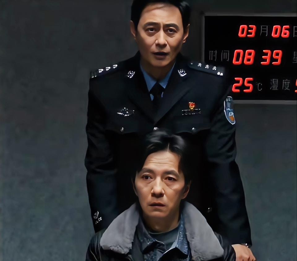 二刷《以法之名》突然感觉这一幕拍得有点瘆人：
孙副局长在审讯过程中，原本该在审讯