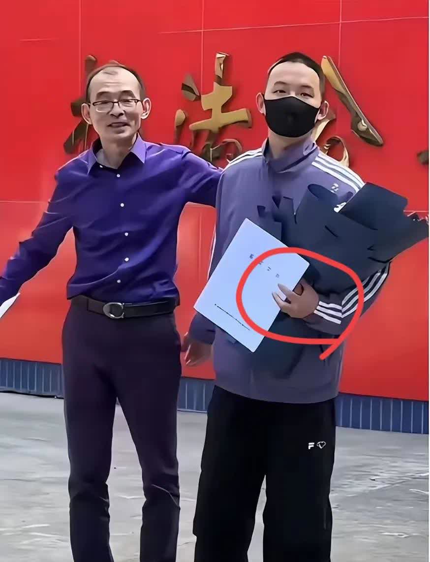 现在全网最烦恼的人，除了金秀贤应该就是谢浩男了吧？
他烦恼的不是突然成了千万富
