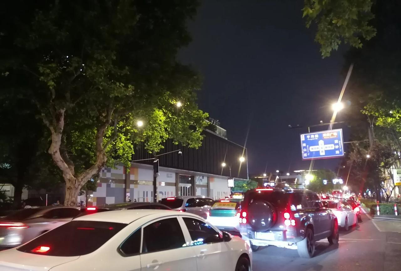美丽杭州晚上下班也堵车啊。
今天傍晚7点半在延安路看到，杭州该路段已经堵车了，至