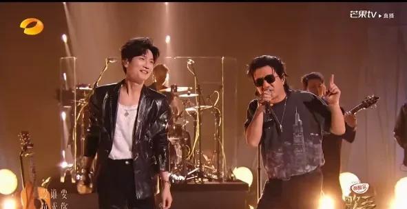 郑钧前后两次演唱“赤裸裸”，形象和唱功大不如从前——
前一次他演唱“赤裸裸”，是