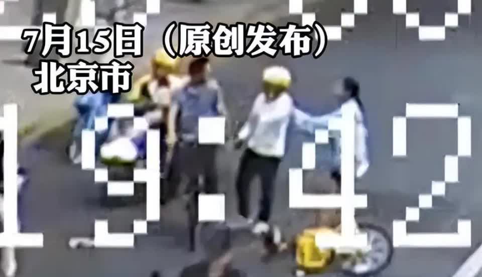 太丧心病狂啦！～14 岁小姑娘想要在自行车道上从左侧超一男子，结果被别！小姑娘见