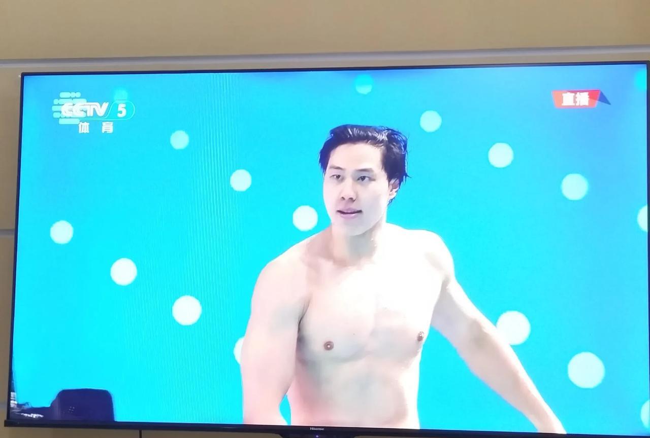 这个叫覃海洋的小伙子真帅！
在刚刚结束的2025年世界游泳锦标赛，男子200米蛙