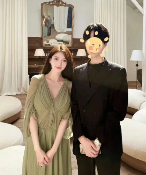 黄晓明前女友叶珂近照，被曝产女后首露面，状态看着比以前更好了！