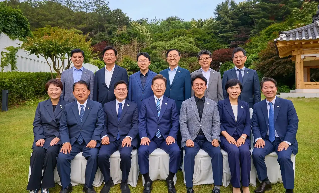 李在明和他的“兄弟们”笑开颜











---









