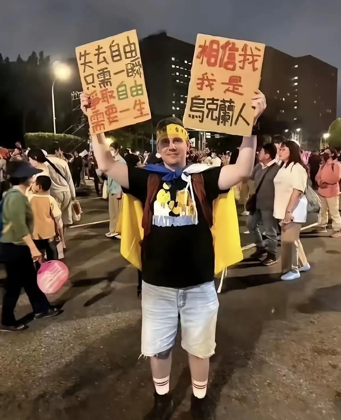 一块牌子，一面国旗，一个乌克兰人











---







