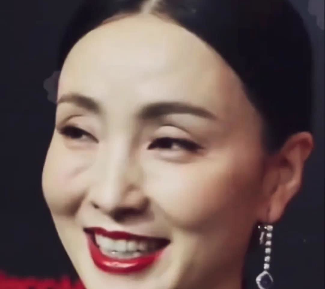 50岁演员陶虹浓妆艳抹，脸上的皱纹也不多，但是坑坑洼洼，深邃的眼睛本来是她的特点