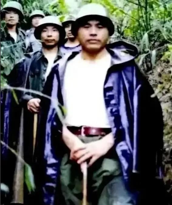 1986年，老山战场前线，大雨滂沱，61师师长刘登云站在指挥所门前若有所思，突然