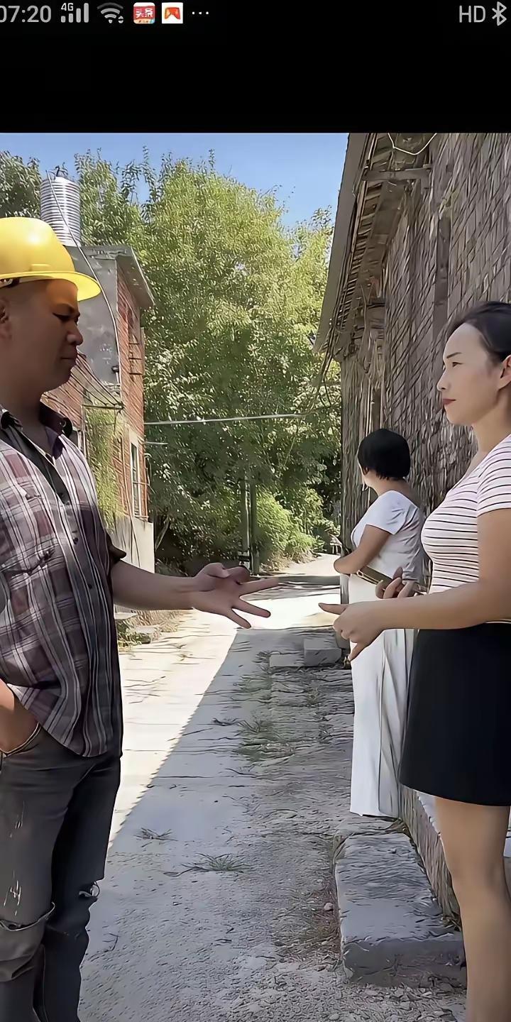 一男一女，站在哪儿谈啥的，是做啥生意的，看起来很神秘，两人还用手打哑语，大家知道