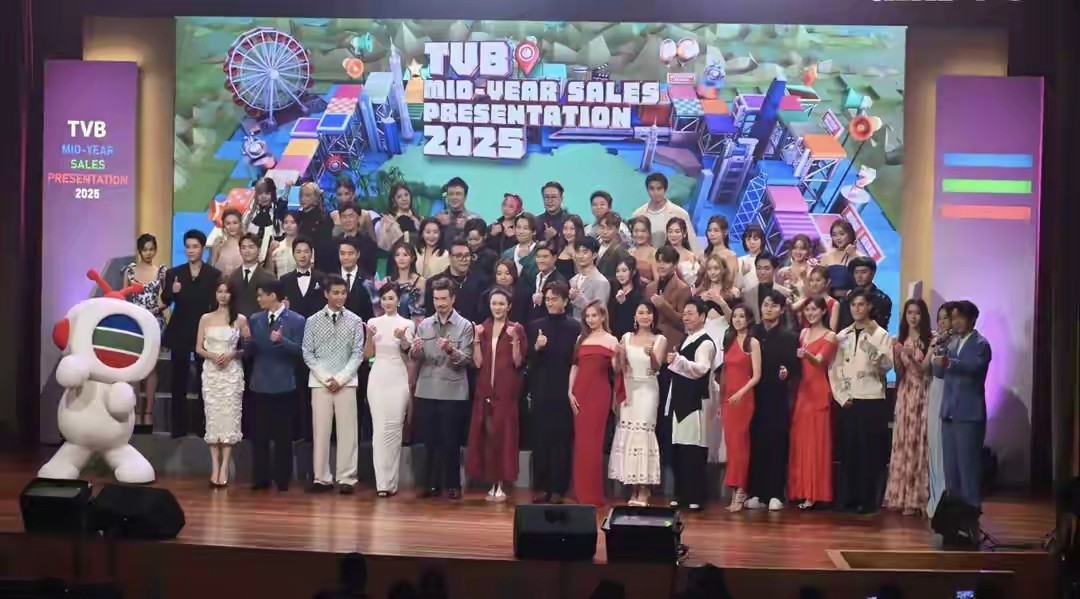 TVB年中节目巡礼现场热闹非凡，《中年好声音3》季军刘洋意外成为全场宠儿，粉丝们