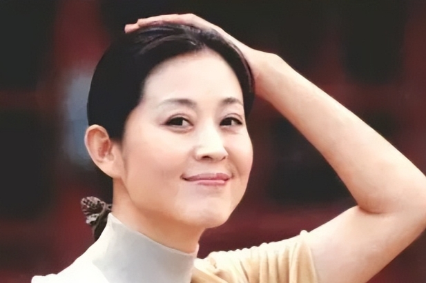 1996年，陈凯歌抛弃同居6年的倪萍，爱上了比他年轻16岁的陈红。倪萍哭着挽留，