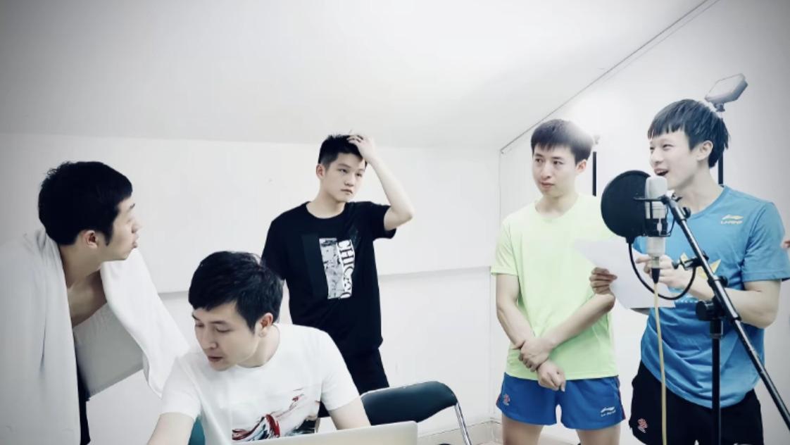 罕见的中国男乒录音棚合影：樊振东又白又瘦，许昕“穿着”很大胆