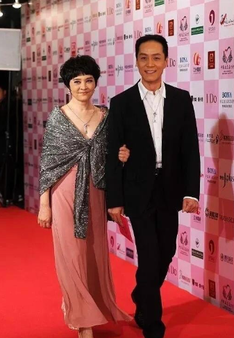 冯远征和老婆梁丹妮有着近10岁的年龄差，但他们站在一起看着却很般配。妻子梁丹妮美