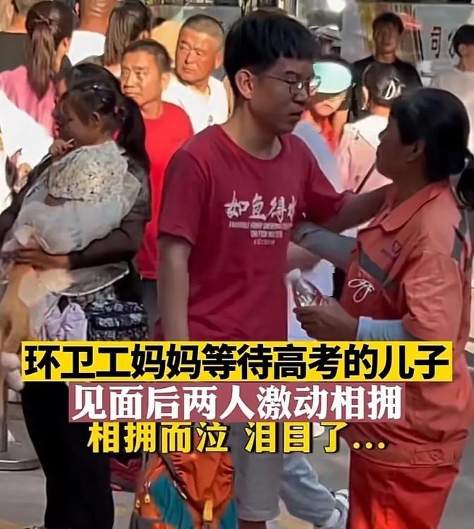 “催人泪下！”河北保定，妈妈的手上没有鲜花，身上也没有旗袍，可她的一身环卫服，却