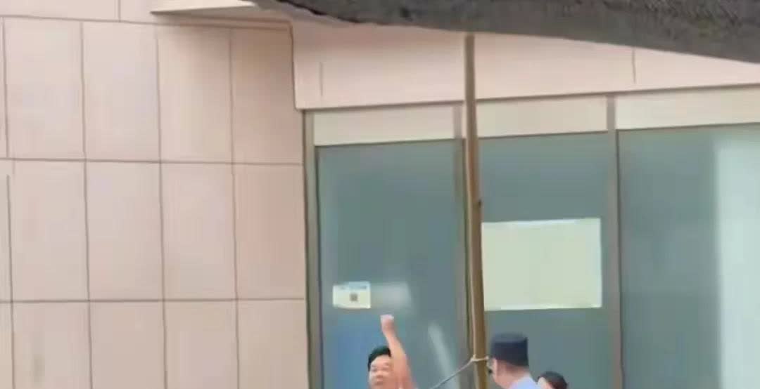 庭审结束了老郭拖着行李走出法庭
他高高举起拳头表示他赢了庆贺
难道真的是他赢