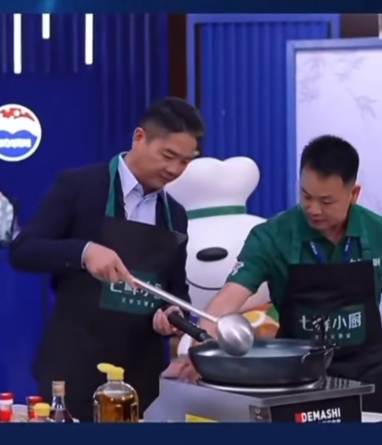 刘强东直播做饭时灶突然出问题，张口就嘲：
“这煤气灶不会是从马云那买的吧”，
这