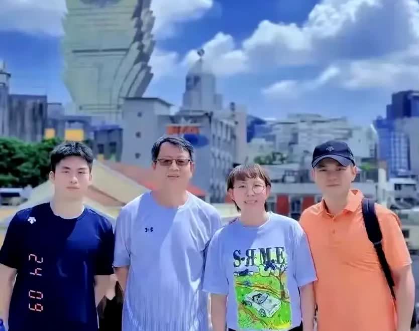 朱雨玲和男友朱霖峰‌父母同框照，雨玲和妈妈好像，与男友有夫妻相！