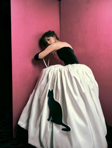 文淇今天就是优雅灵动的郁金香小姐！这表现力，这镜头感，美丽大方全都有，表现力从未