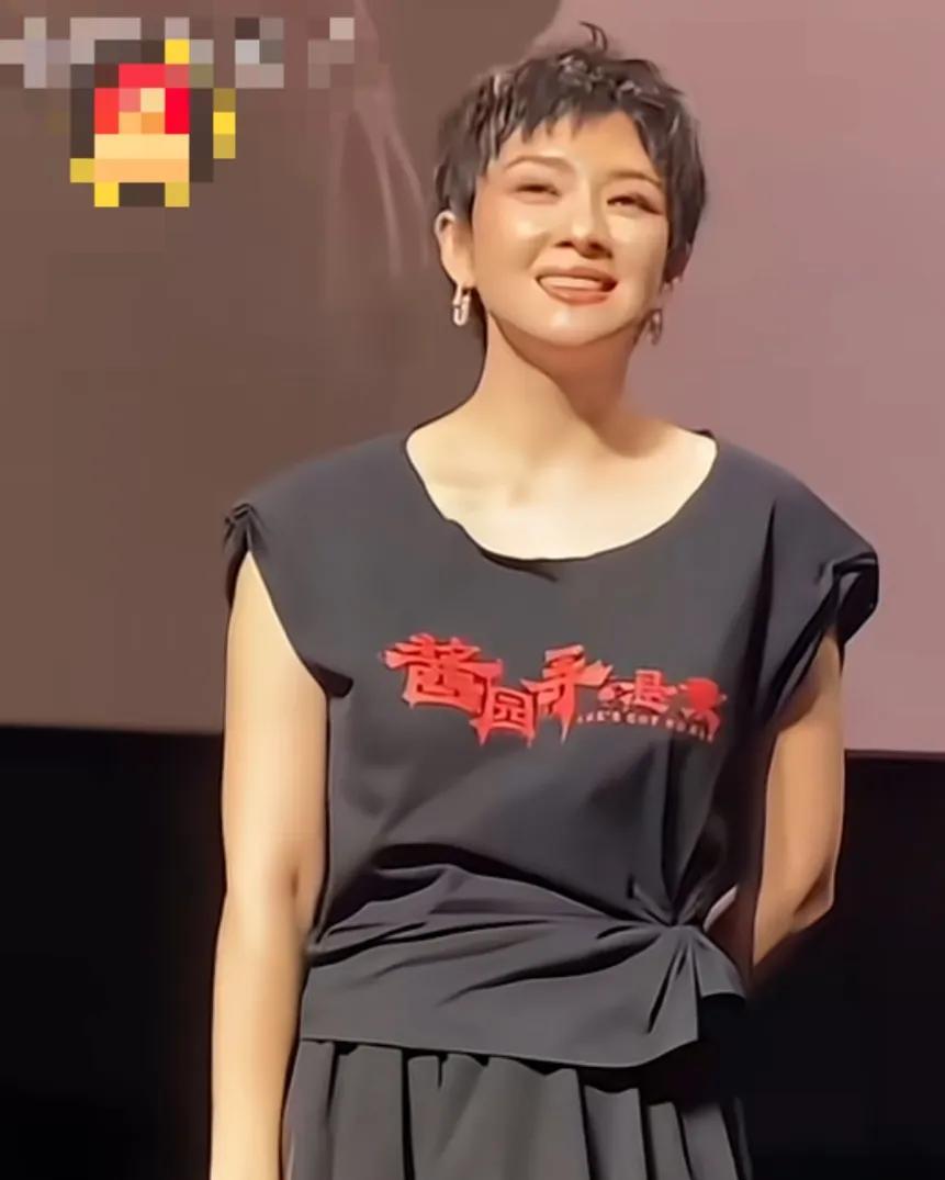 章子怡的要强大概是刻在骨子里的，《酱园弄》剧组线下活动上，剧组要求主创们都穿上黑