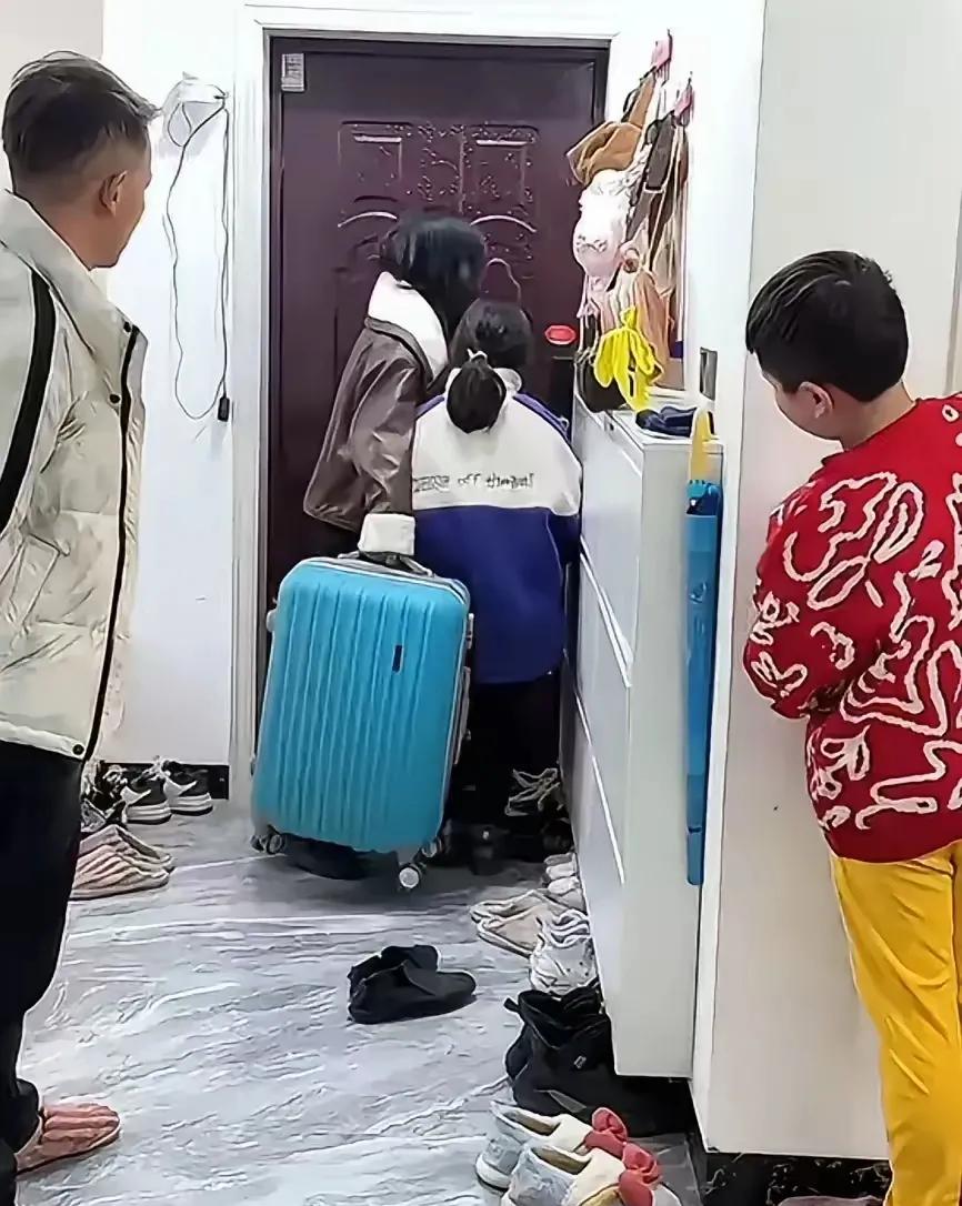 好心寒！女子长期遭受家暴，儿子竟说：谁也不帮！



这冰冷的回应，像一把尖刀刺